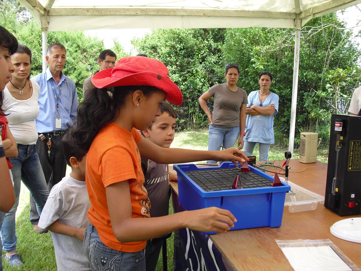 IVICdeMerida's tweet image. Spectrum/Capítulo Estudiantil OSA-SPIE UCV comparte conocimientos Óptica con familia @IVIC_oficial en Finca El Tucuche-Jají-Edo. Mérida...