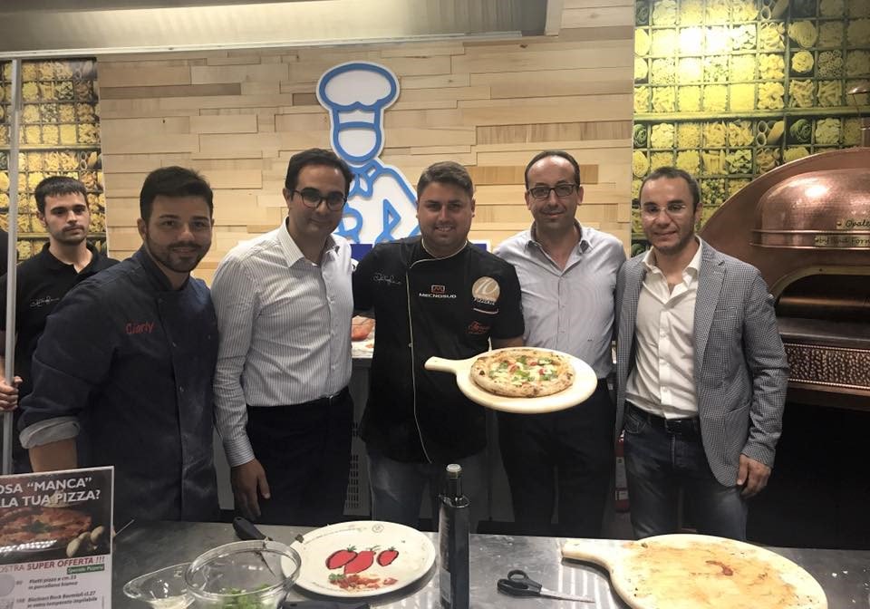 edirect_web's tweet photo. Oggi E-direct con Diego Vitagliano #Mecnosud Vito Capodilupo Raffaele Bonetta Raffaele Ingrisano, al #PizzaShow🍕 #calledirect @CasolaroSpA https://t.co/wVwIOQRbOG