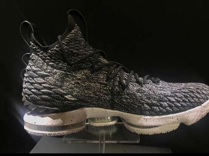 TheCRWN's tweet photo. First look. Nike LeBron 15. "Oreo". October. $185. Thoughts? https://t.co/k6f63X6Hmt