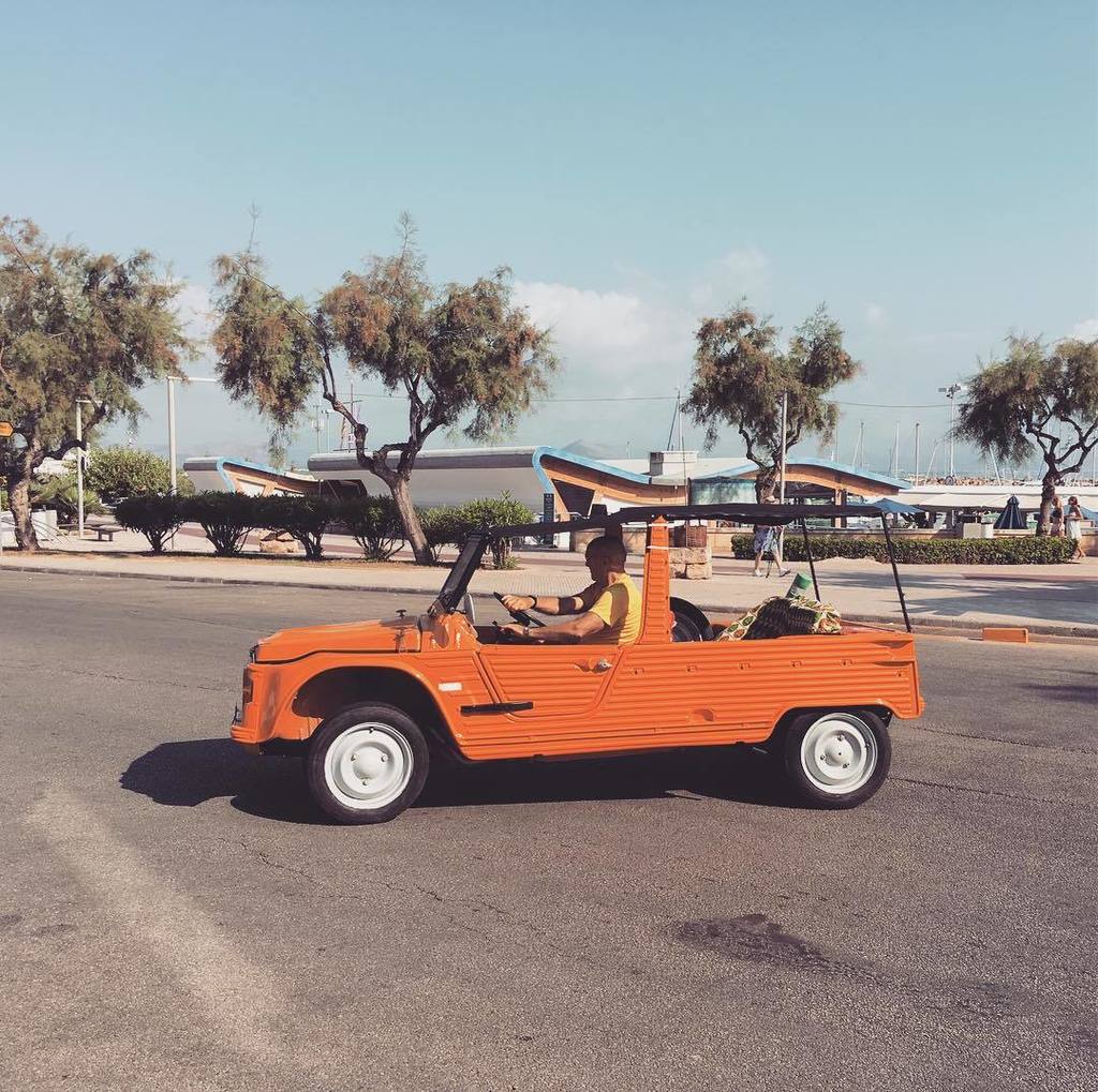Citroen's tweet photo. Let's have a ride back to summer roads under the sun in a classic orange #Mehari. Thanks @wolframboelte https://t.co/TbCdtEHJ2N