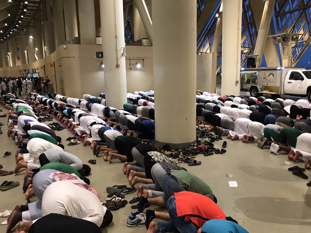 本格的お祈りの迫力 サッカーで見たイスラム教徒の信仰の篤さがよく分かる画像 話題の画像プラス