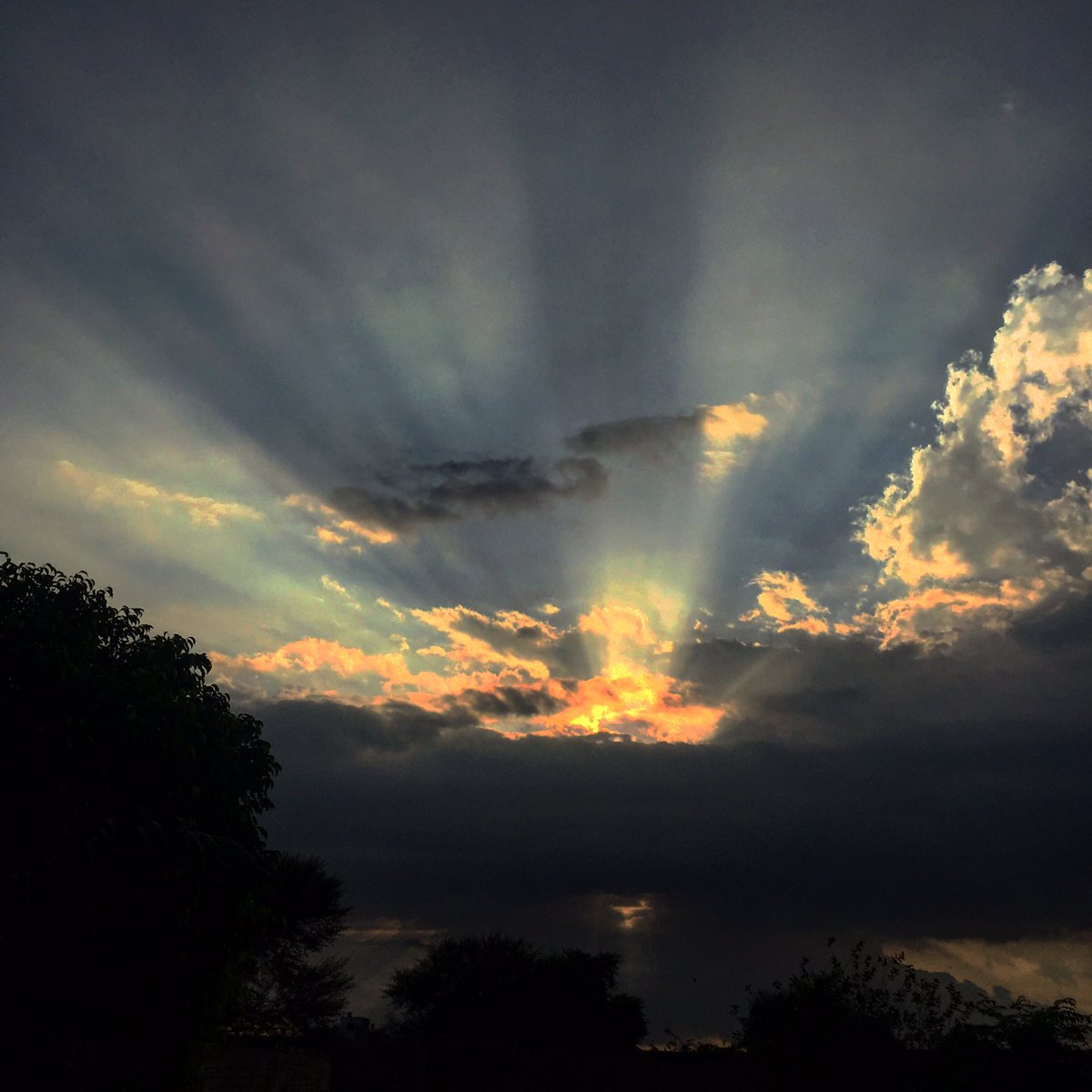 IrfanApt's tweet photo. #today #sunset #instagood #instagram #photooftheday #nature #love #tbt #photography #iphone6 #APTick #Pakistan #evening .. #fashion https://t.co/4UxlzPaaFy