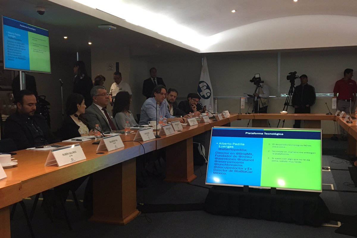 tonatiuh_sm's tweet photo. Ahora @albertopadilla de @briq nos dice que "si sales con algo que no te da pena, saliste muy tarde" #EconomíaColaborativa https://t.co/6Vrsz4XVIP