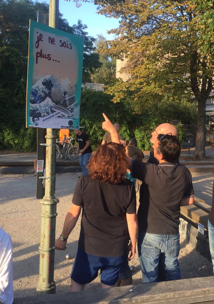 bergpartei's tweet photo. Das Volk diskutiert die Inhalte. Aufruhr am Bouleplatz. #BTW2017 https://t.co/M1yFdNK1mJ