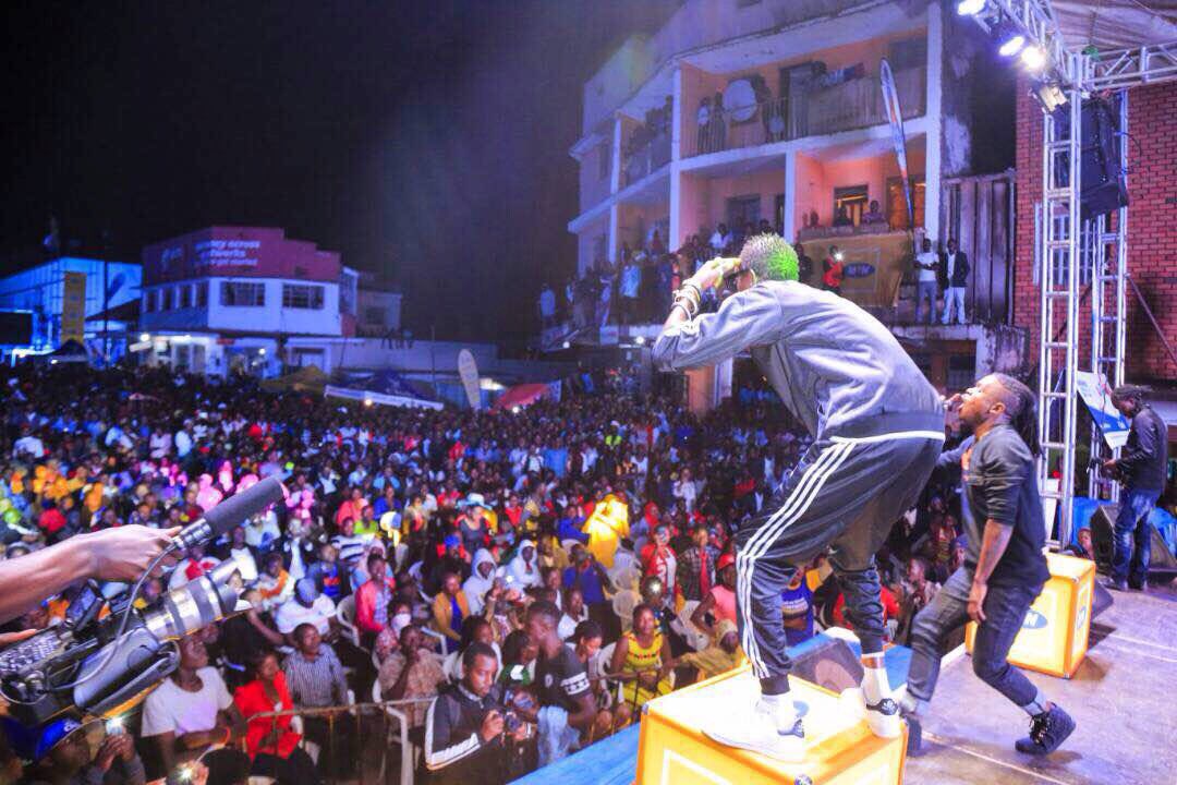 RadioandWeasel's tweet photo. #ClubMegaFest Ting Masaka๐ฅ๐ฅ๐บ๐ฌ Beautiful People. Thank you @mtnug @ClubPilsener
We can't wait to meet y'all #3rdNovKYADONDO #10YearsOfRAW https://t.co/PtM5cGyzE0