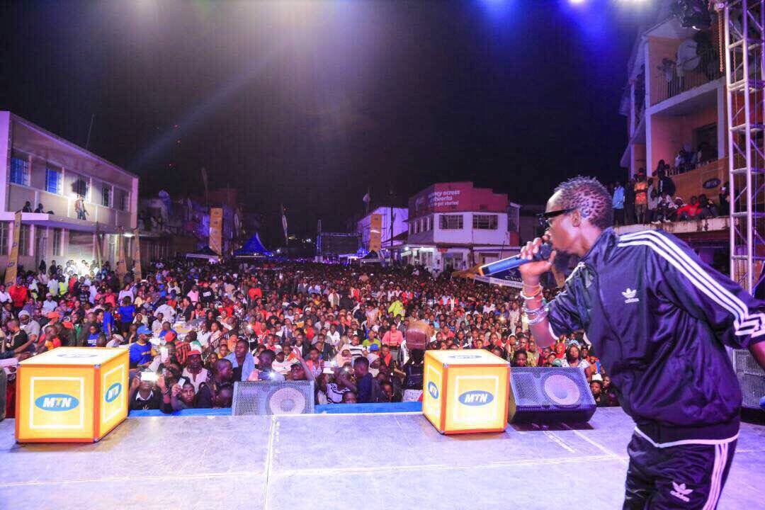 RadioandWeasel's tweet photo. #ClubMegaFest Ting Masaka๐ฅ๐ฅ๐บ๐ฌ Beautiful People. Thank you @mtnug @ClubPilsener
We can't wait to meet y'all #3rdNovKYADONDO #10YearsOfRAW https://t.co/PtM5cGyzE0