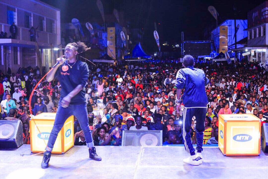 RadioandWeasel's tweet photo. #ClubMegaFest Ting Masaka๐ฅ๐ฅ๐บ๐ฌ Beautiful People. Thank you @mtnug @ClubPilsener
We can't wait to meet y'all #3rdNovKYADONDO #10YearsOfRAW https://t.co/PtM5cGyzE0