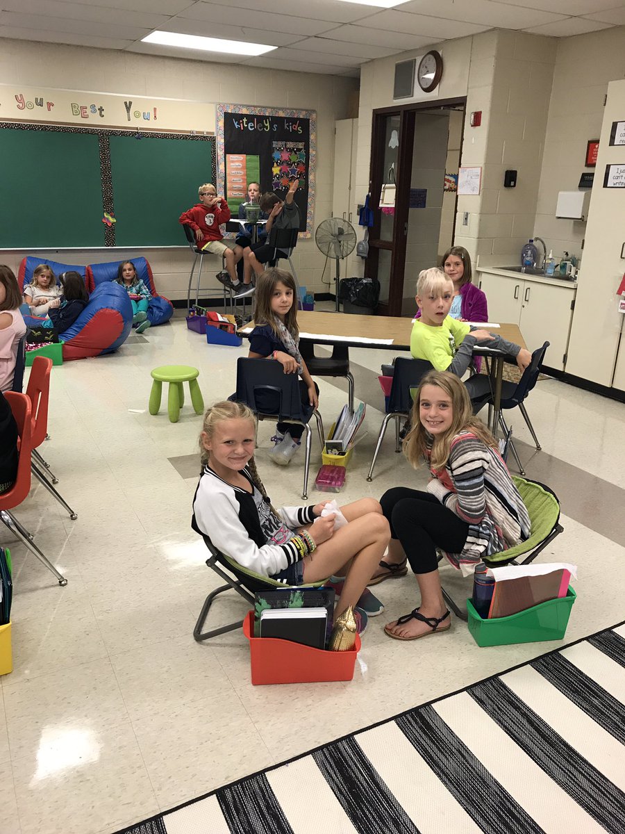shekiteley3's tweet photo. First day Kiteley/Driscoll- Little Huskies ready to learn. #1PHASD  #1stdaykeewahdin https://t.co/gsRILtx5SU