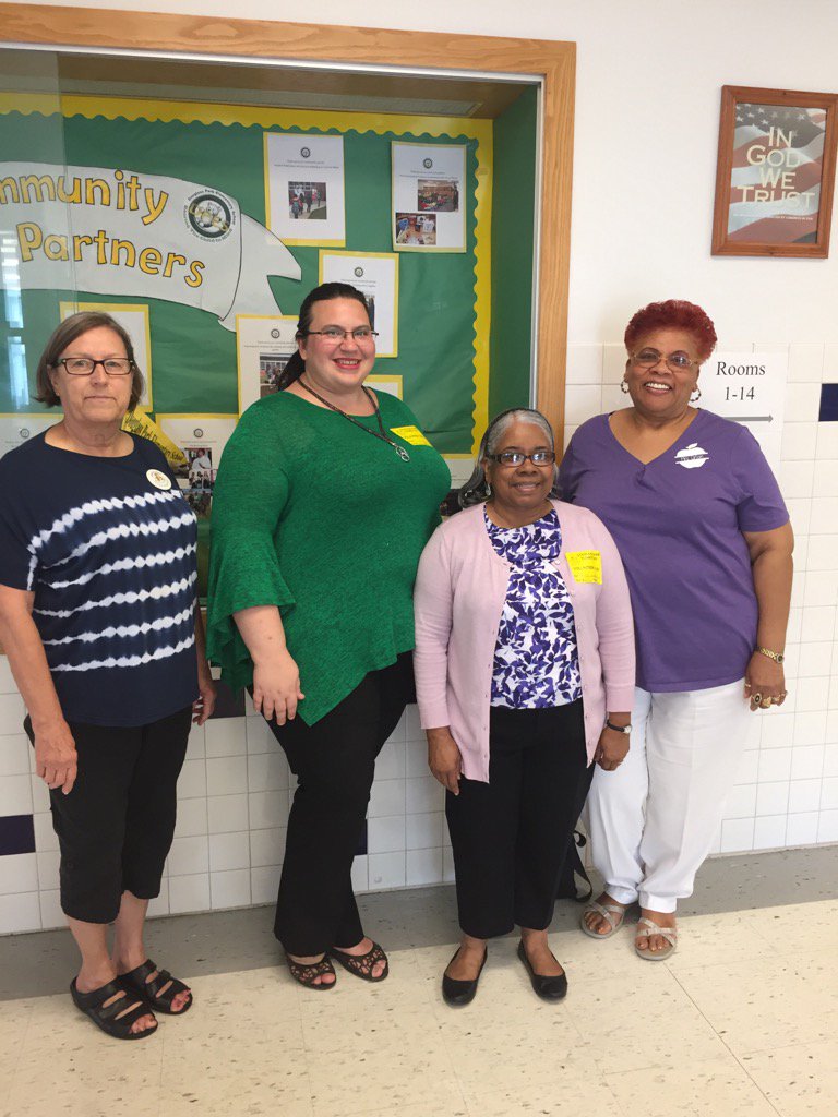ppsdouglasspark's tweet photo. We're thankful for our volunteers on the first day of school. #PPSFirst https://t.co/FohpotGVkK