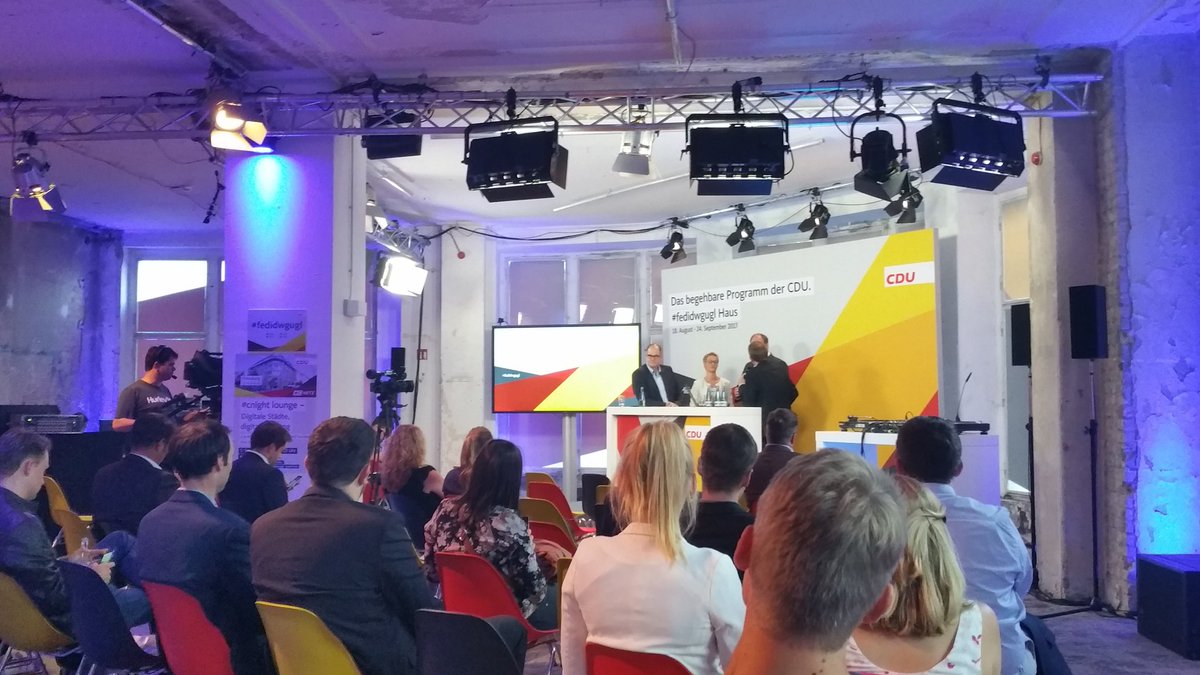 JochenBlind's tweet photo. Wichtiges Thema bei der #cnight Lounge im #fedidwgugl Haus: digitales Bürgerkonto. Das wollen wir anpacken! https://t.co/6CZ8nSVcp3