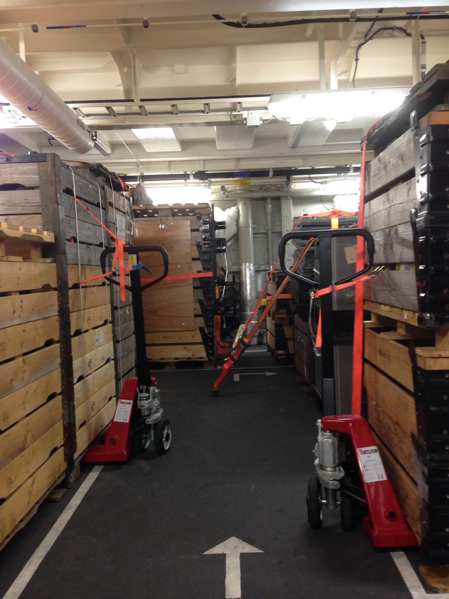 Het beladen met hulpgoederen van Zr Ms ZEELAND op Aruba. Noodhulp op bovenwindse eilanden om schade van orkaan IRMA te herstellen. Nu op weg