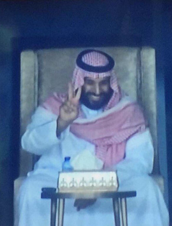 SaudiNews50's tweet photo. ولي العهد الامير محمد بن سلمان يرفع شارة ال��صر بعد فوز الصقور الخضر والتأهل لكأس العالم .

.
#السعودية_اليابان
#وجه_السعد

- https://t.co/3rMmGKKlMK