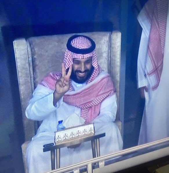 SaudiNews50's tweet photo. ولي العهد الامير محمد بن سلمان يرفع شارة ال��صر بعد فوز الصقور الخضر والتأهل لكأس العالم .

.
#السعودية_اليابان
#وجه_السعد

- https://t.co/3rMmGKKlMK