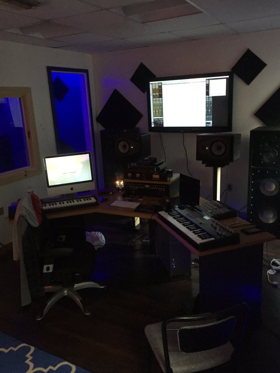 GenrusHS's tweet image. In the Operating Room All Day!!! #Slickmix #StudioLife #BlueRoom