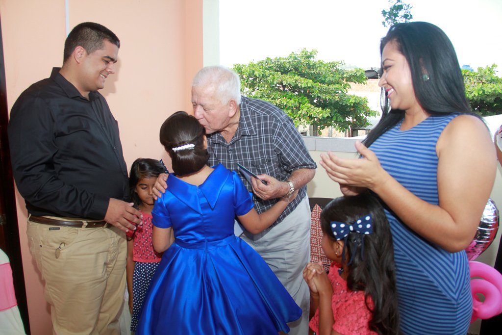 bolivarmanabi's tweet photo. El #GADBolívar a través del Alcalde Sr.@RamonGonzalezA1 oficializó designación de Dangelly Sofía Álava Loor NIÑA #CANTÓNBOLÍVAR 2017-2018 https://t.co/r6UqrdIJb1