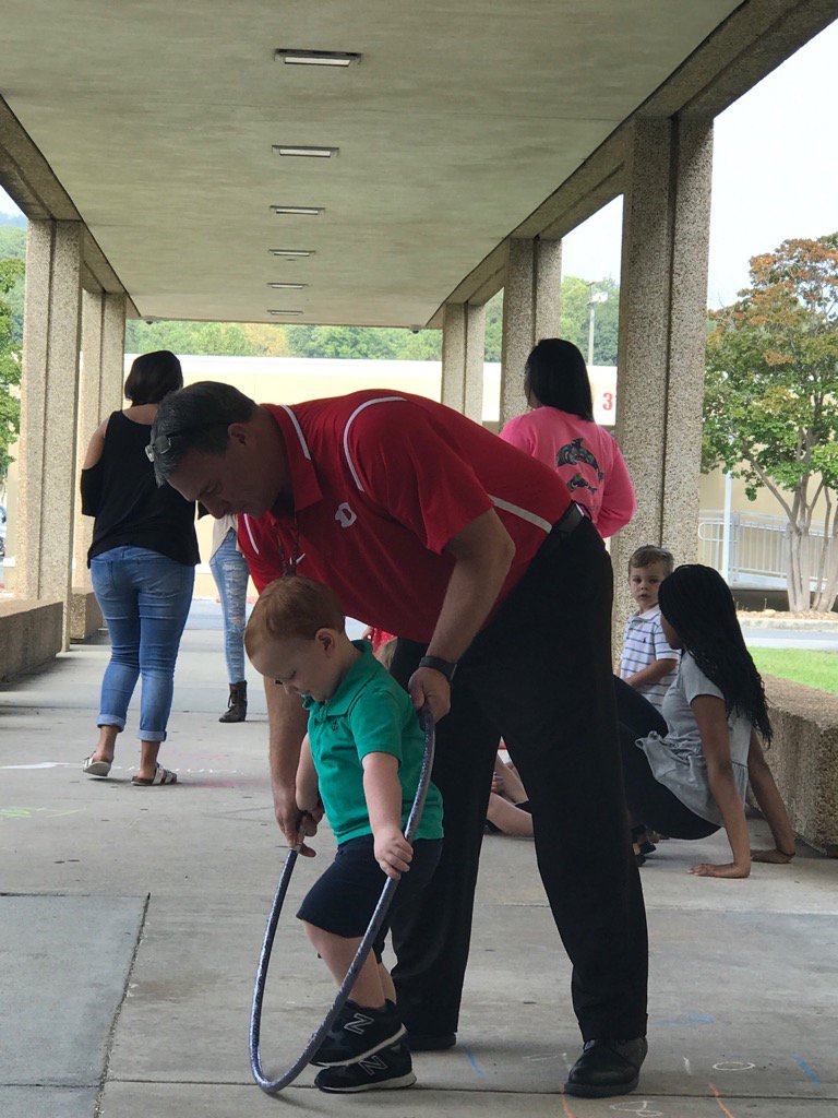 Ecstarks's tweet photo. A visit from Mr Bartoo #dhspreschool #daltondifference @DPSschools @captcatamount @GeorgiaFCCLA #FirstDay https://t.co/06lmvdISzc