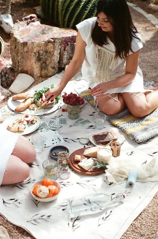 DIY tricks for easier outside eating (and drinking)! #drinkswithfriends #summernights bit.ly/2gEcMpZ