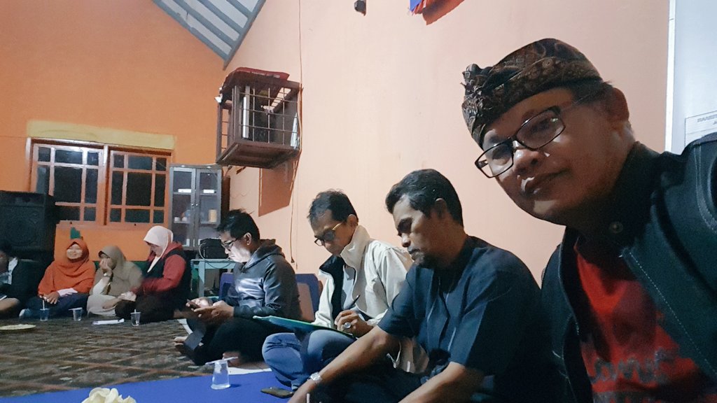 KangBoedhiHer's tweet photo. @ridwankamil Lurah Ranum sltthmi dgn pemuka Masy, pengurus RW, RT, DKM Al Fallah, Kader Posyandu, Warga #MapayLembur RW 03, Selasa 5/9/17 https://t.co/rS5D9aeNRp
