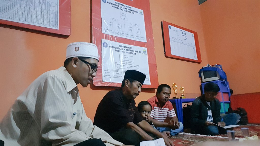KangBoedhiHer's tweet photo. @ridwankamil Lurah Ranum sltthmi dgn pemuka Masy, pengurus RW, RT, DKM Al Fallah, Kader Posyandu, Warga #MapayLembur RW 03, Selasa 5/9/17 https://t.co/rS5D9aeNRp