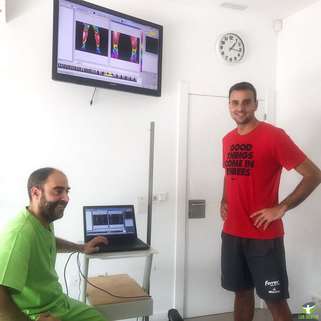 FisioLasGaunas's tweet photo. Trabajo con un visitante especial, el gran Alberto Ruiz de Galarreta. Ayudándole a preparar una nueva etapa 🔫🔫🔫

#TeamLasGaunas #preseason https://t.co/ZEf05qhVZm