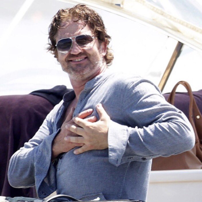 GButler_4ever's tweet photo. Boa semana, galera do Gerry!!
#Heartbeat 💘
#GerardButler
#GerardButlerForever
Foto:
Gerard Butler de ferias na Italia (julho 2017) https://t.co/KJs7rWfW3X
