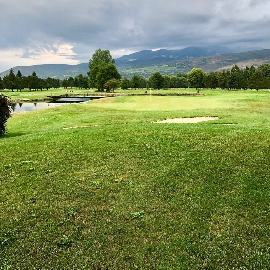 Par 4 exigente. Reflejos de árboles y montañas que desaparecen y aparecen con las bolas que visitan su lago a menudo... #fontanalsgolfclub