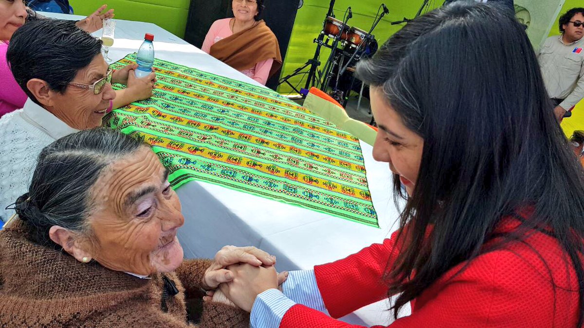 AstudilloDanisa's tweet photo. Compartiendo con comunidades indígenas de Pica y otras localidades de Tarapaca, gratamente invitada en el #DiaDeLaMujerIndigena #Iquique https://t.co/PtrgnQfIfG
