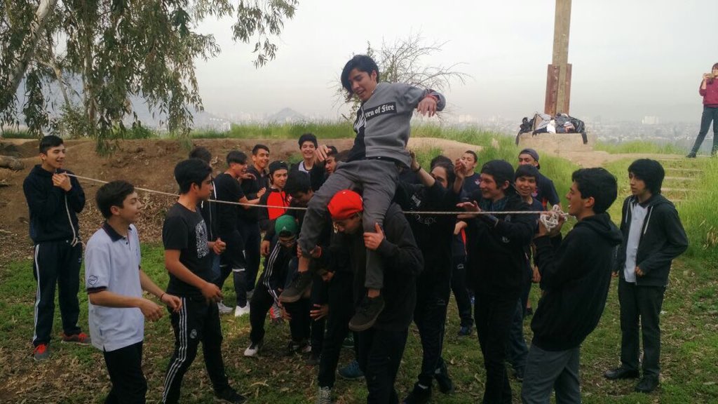 SSVP_Chile's tweet photo. Hoy en el Centro Los Almendros alumnos del colegio Ozanam vivieron una profunda experiencia sobre la importancia del #trabajoenequipo https://t.co/hQUqdJSHvZ
