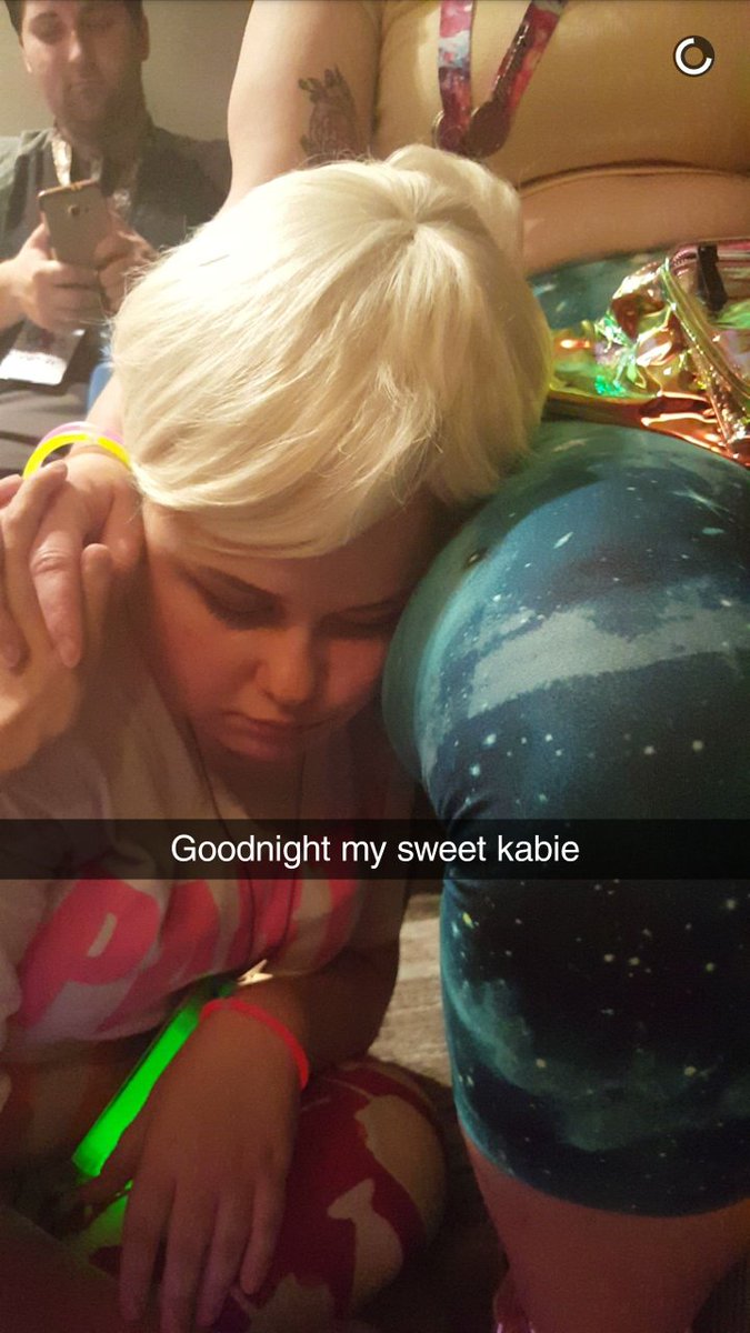 kabiejurnes's tweet photo. Bless this mess
#drunkcon https://t.co/URuKFIPkA3