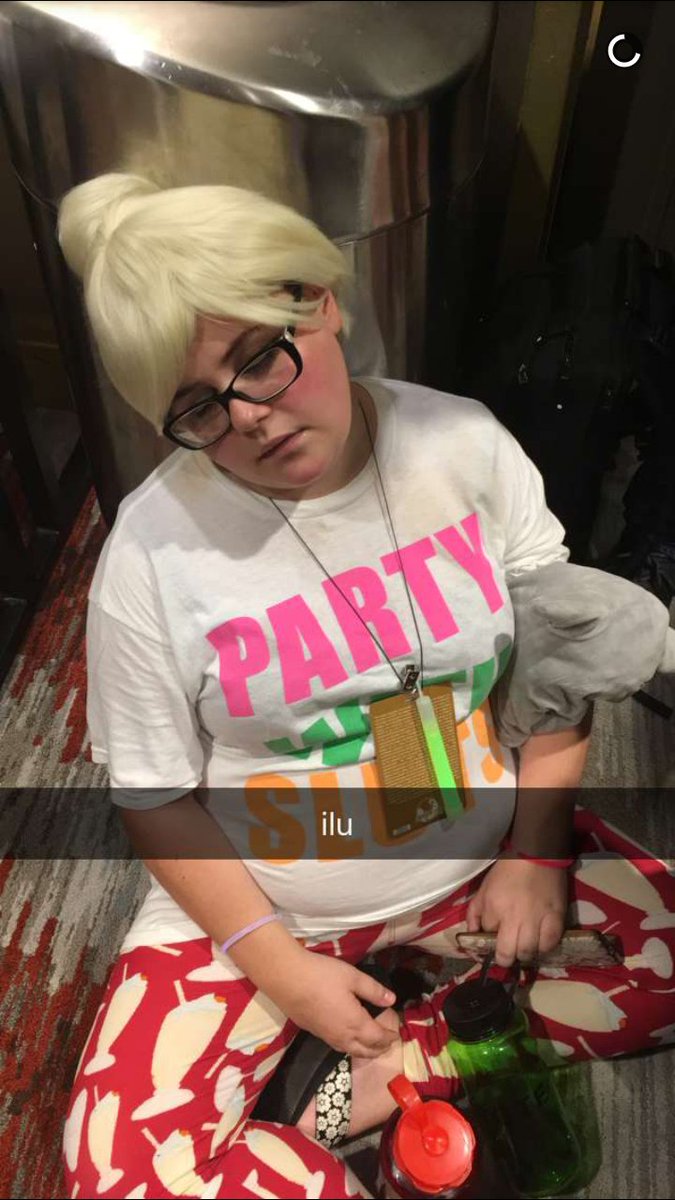 kabiejurnes's tweet photo. Bless this mess
#drunkcon https://t.co/URuKFIPkA3