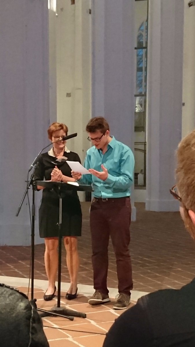 gaelhammer's tweet photo. @gefo2017 Eröffnungsabend: Organist erläutert d. Improvisation zu Ehren d. Preisträgers d. Salomon-Neumann-Medaille d. DGSMP, Prof. Robra https://t.co/Y3HOpm8iTX