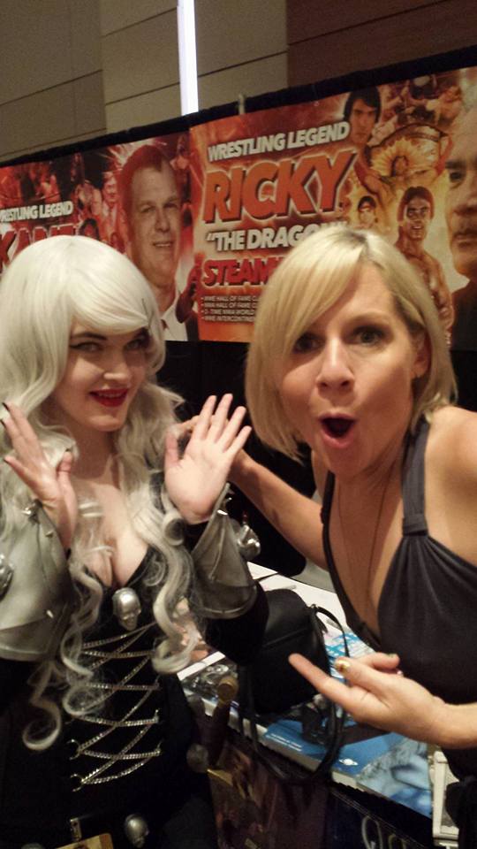 Rockladyloki's tweet photo. Met @GigiEdgley , she was so wonderful to talk to and funny and so happy I got to meet her, I watched her on Farscape for years, love her! https://t.co/LS3nI9hNhK