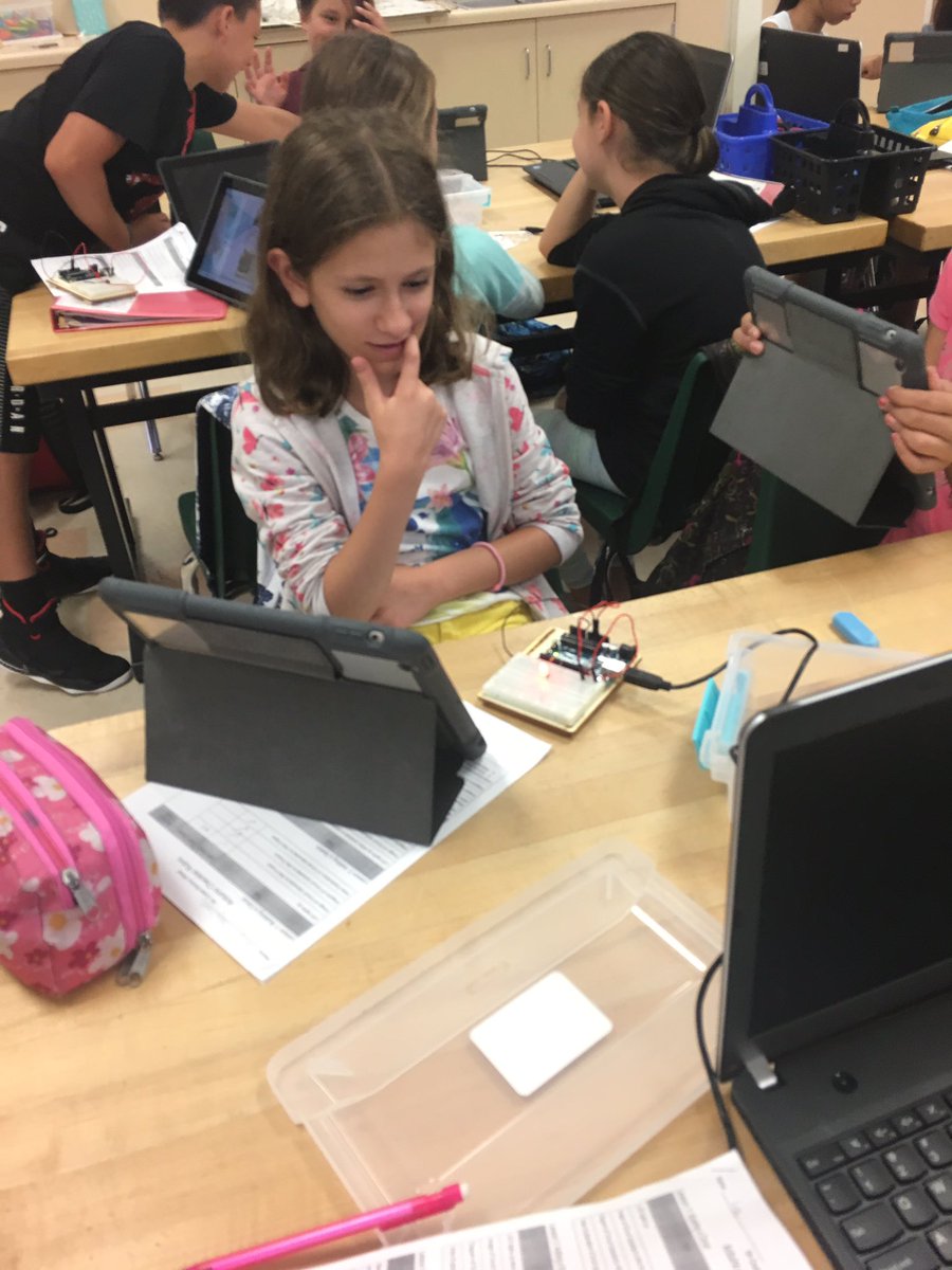 MeganLund_OH's tweet image. Adding switches to make our LED lights shine! @TUSDconnect #weareTUSD #ohhawks #projectcode