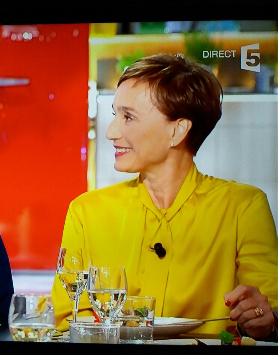 Mama_Call's tweet photo. Qd tu portes 1 robe-djelaba-jaune chelou-improbable +que t'as la classe... C'est que t as définitivement la classe! #cavous @Kristin_ScottT https://t.co/GsM2TVjqUX