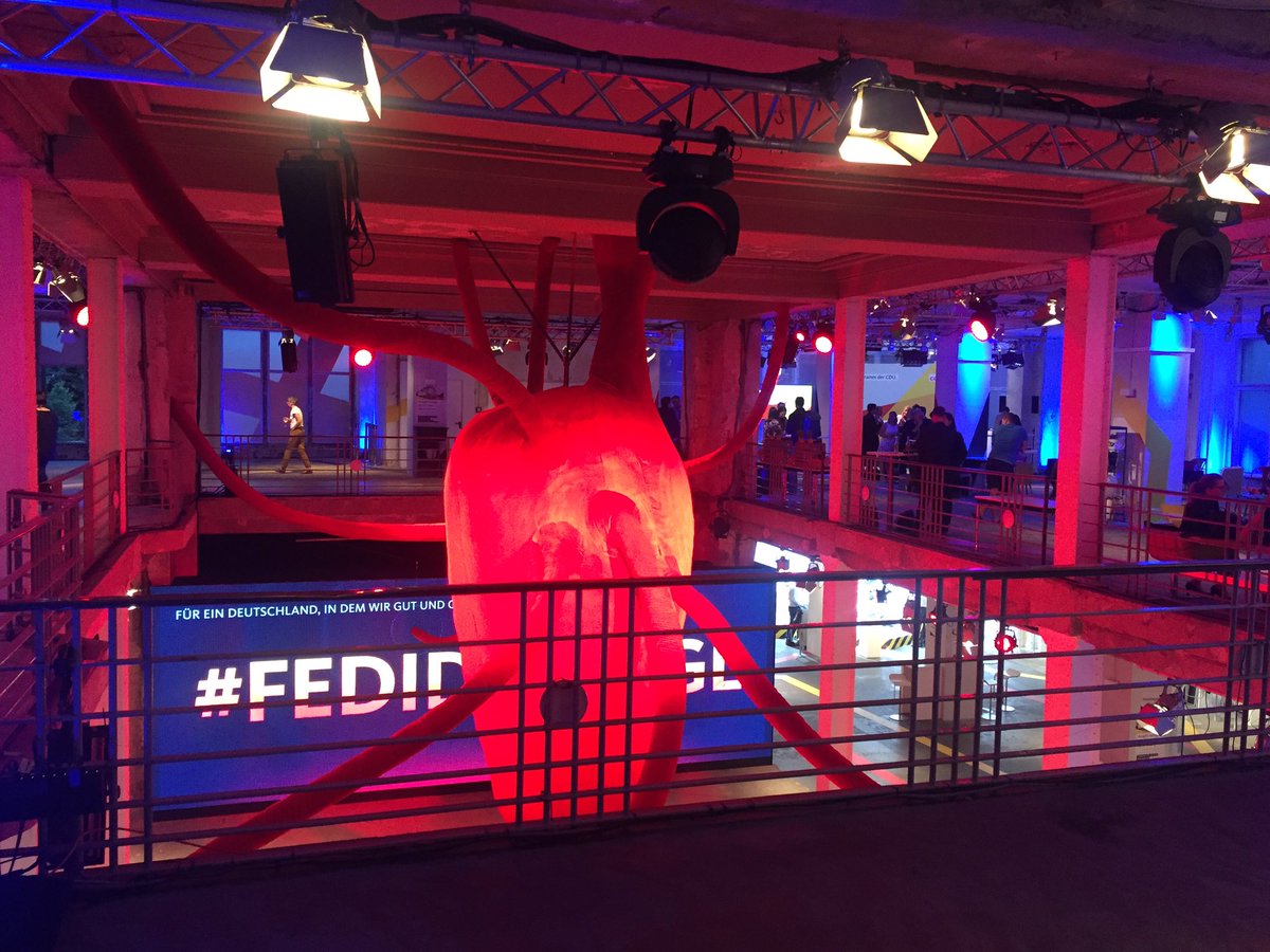 schuessler_c's tweet photo. Und jetzt noch das #fedidwgugl Haus inspiriert💪. Leider zu spät zur #cnight gekommen 🙈. Egal, das begehbare Wahlprogramm rockt, liebe @CDU! https://t.co/fkaP1qMOpA