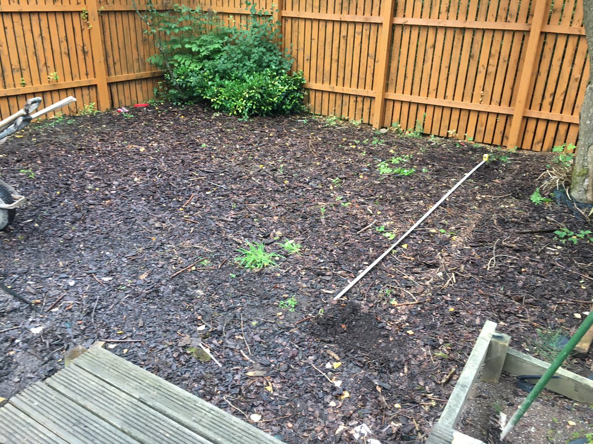 easiglasgow's tweet photo. From mud pit to #decrotive #Easigrass #artificial #lawn transformation #garden #area #Denny #Scotland https://t.co/fUnjpgqFjh