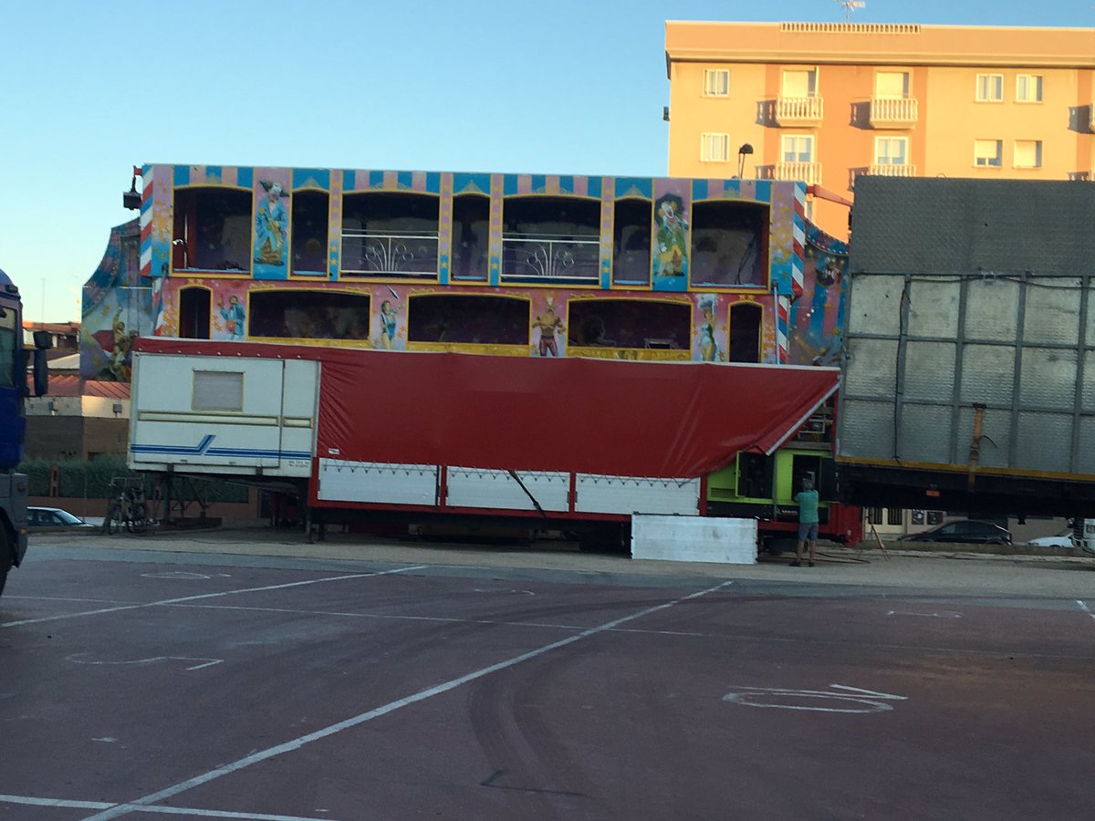 FiestasdeFuenla's tweet photo. Ya han llegado los primeros camiones al recinto ferial de #Fuenlabrada #fiestasdefuenlabrada2017 #fdf17 https://t.co/lC56Q2uxsX