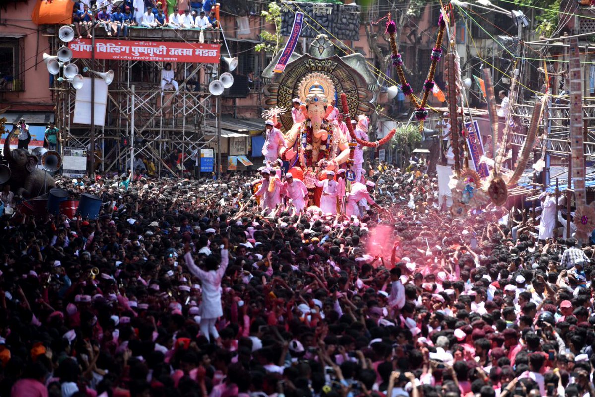 pravinmulyeMT's tweet photo. ही शान कोणाची... लालबागच्या राजाची #निरोप @LalbaugchaRaja @PashokMT @MumbaiTimesMT @MarathiBrain @RAVA_Official @MarathiRT @MarathiAamhi #म https://t.co/m5ELlTMLhR
