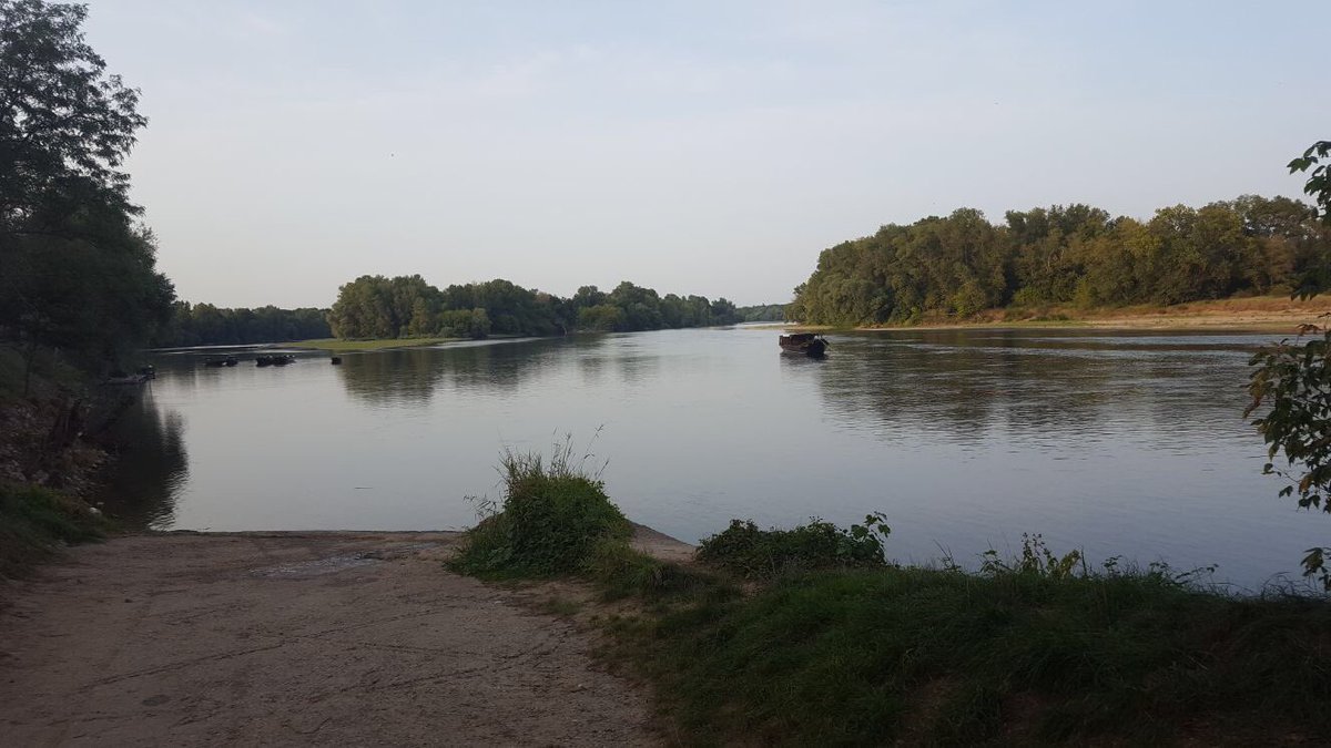 chenisemeiling's tweet photo. We tried to find a beautiful river or lake wherever we went 😍 #travelpics #Travel #FranceCulture #lakelife #River https://t.co/5xkawNKXH1