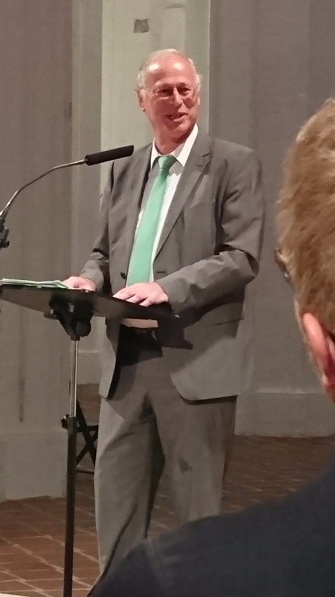 gaelhammer's tweet photo. #gefo2017 Der Preisträger Prof. Dr. Bernt-Peter Robra dankt für die Verleihung der Salomon-Neumann-Medaille der DGSMP @gefo2017 @DGEpi https://t.co/yfzvoYw7bb