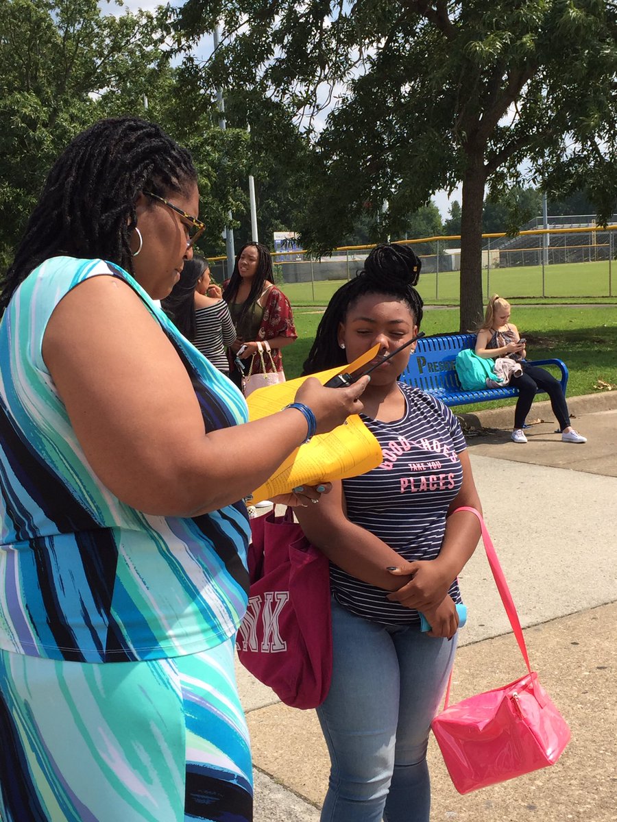 ManorHS757's tweet photo. Mrs. Hairston checks bus stops for a student #PPSFirst #ppsva #GreaterWWHS https://t.co/ETBFaRBh6V