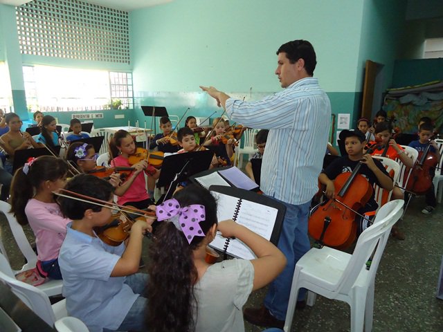 SistemaGuarico's tweet photo. Los profesores y directores del #ProgramaOrquestal de El Sistema, además de enseñar música, forman a sus estudiantes de manera integral https://t.co/fw5J7Vrbyj