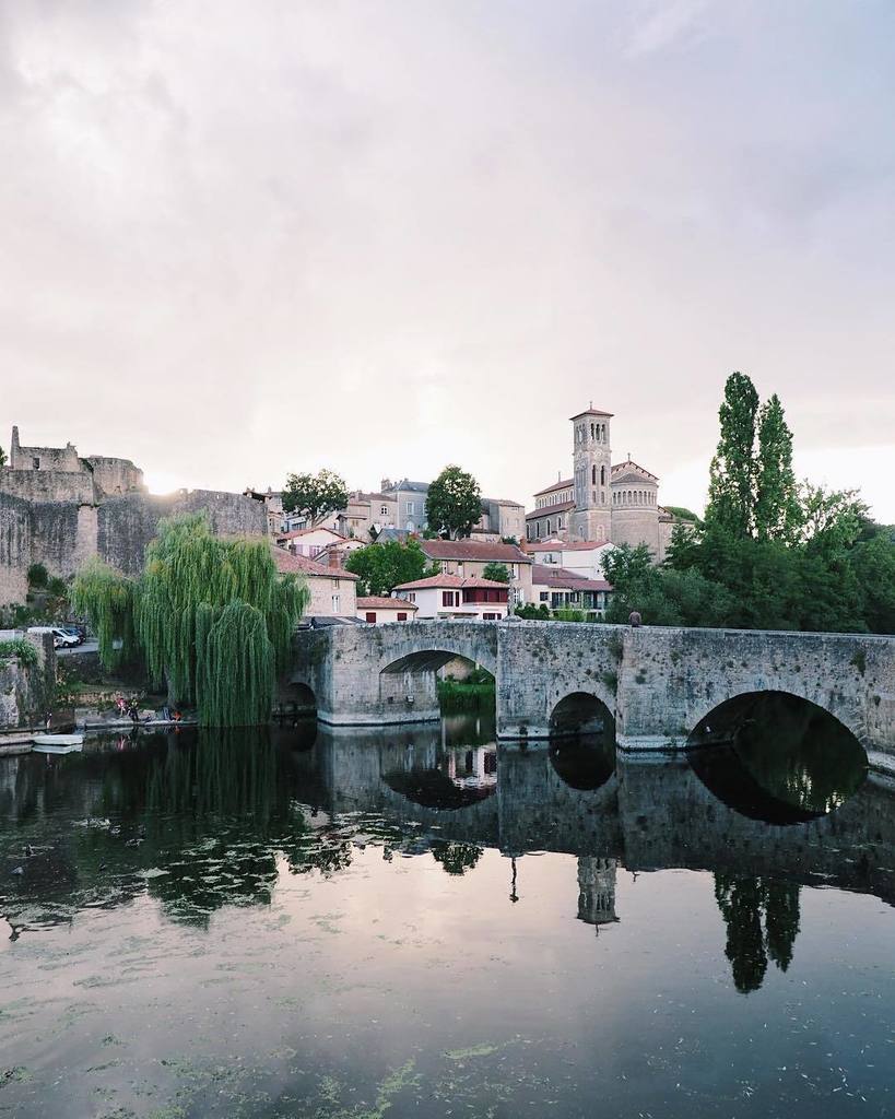 augoutdemma's tweet photo. La vue sur Clisson depuis le @bestwesternfrance Villa Saint-Antoine: magique ! #loirelovers #vvr17 #muscadet #clis… https://t.co/dPI43siZaH https://t.co/zaDoMB9GDl