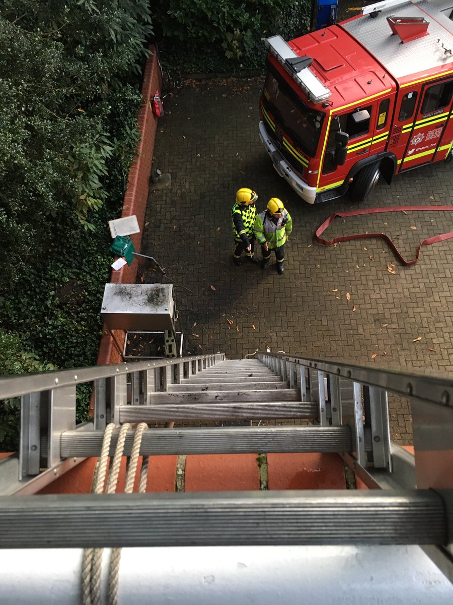 HartleyWintney8's tweet image. An opportunity for an extra #BA Heat &amp;amp; Smoke #PersonsReported drill tonight! Access via the Roof to mix it up a little. @HFRS_Academy