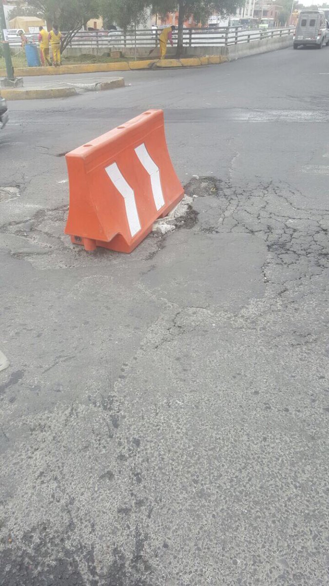 TuYoSomosMexico's tweet image. #Reporte futuro #Socavon en Av. Del Rosal y Alta tensión #AlvaroObregon @ManceraMiguelMX @072CDMX @AGUCDMX @AntonietaHT @DenunciaAOCDMX