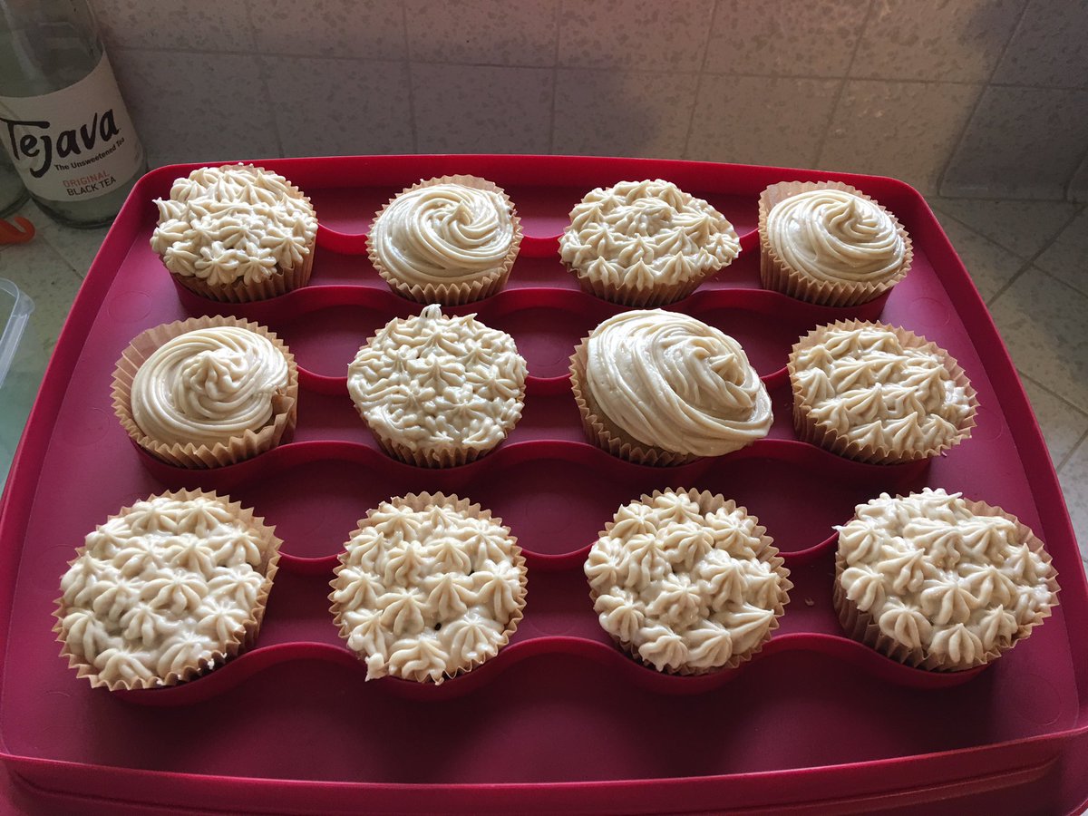 sactosocta's tweet photo. Caution: gratuitous baked goods tweet #tinycakes #cakefordays https://t.co/nPlzXKwcM4