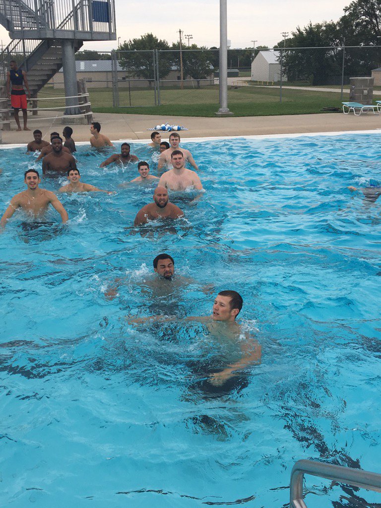 TaborMBB1's tweet photo. @GoTaborBluejays MBB getting a pool workout in on Friday. #tabormbb #cooloutside https://t.co/BuEGJICOKJ