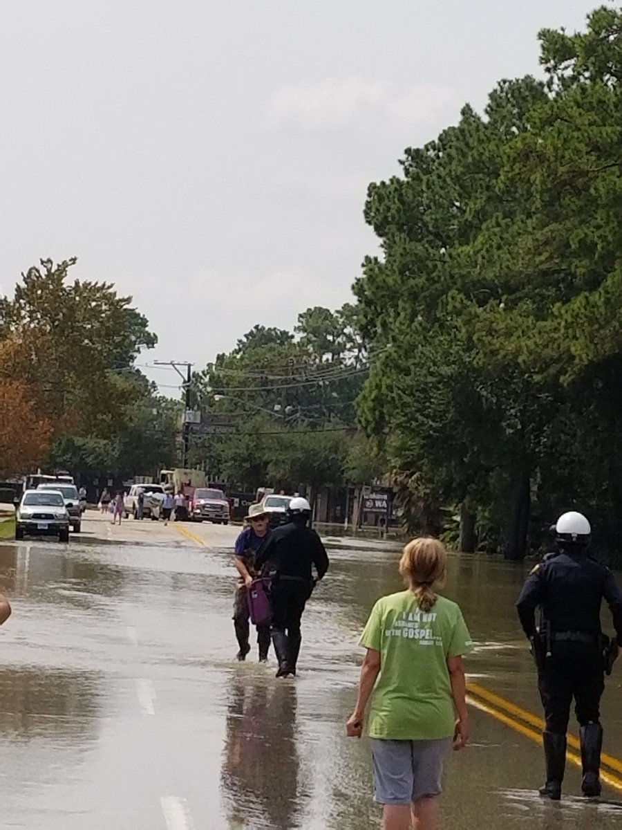Piplani's tweet photo. Lending a helping hand #Houstonpolice  #Harvey. #cnnireport https://t.co/eGat1P1Pvn
