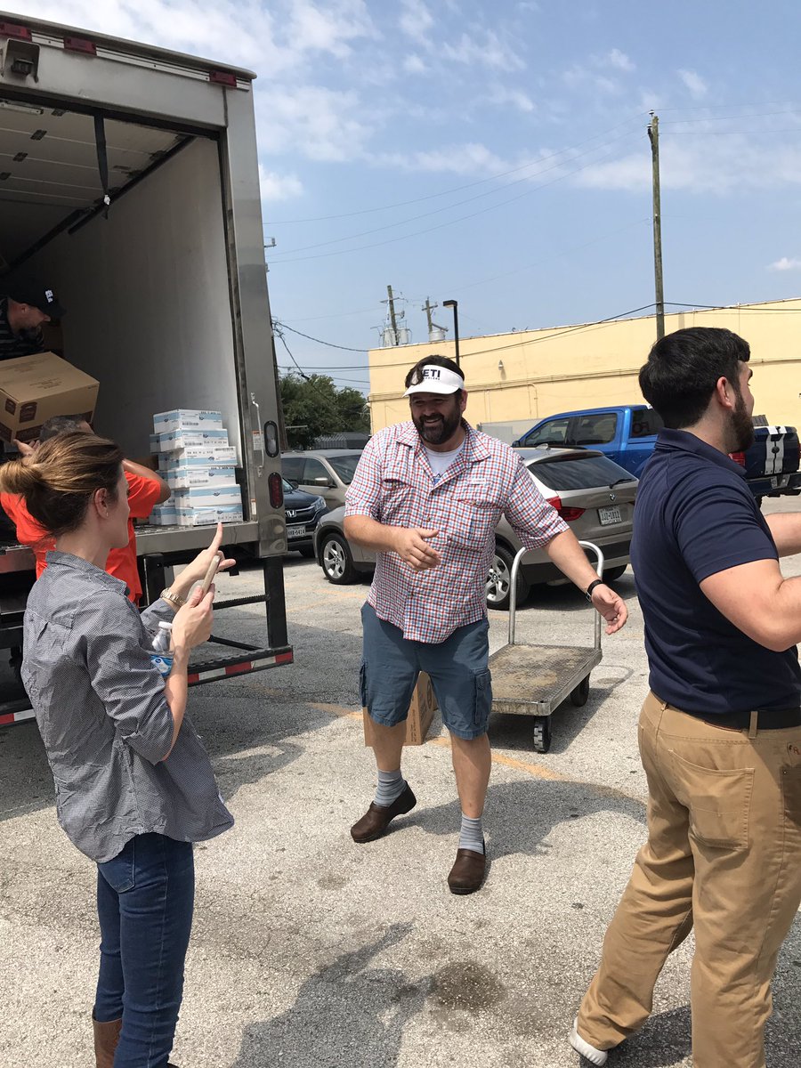 chefjoseandres's tweet photo. I want to thank @ReefHouston for taking the lead on feeding so many in need! And thank @mingtsai arriving tonight to volunteer @WCKitchen https://t.co/qIaLcuH4ci
