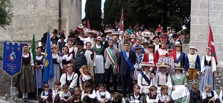 eroscisilino's tweet photo. #DanzandotraiPopoli 2017: ogni an une gnove sorprese, ogni an un grant moment di riflession e di cressite. #Blessano #Euskera #Navarra https://t.co/GT8icuXWaO